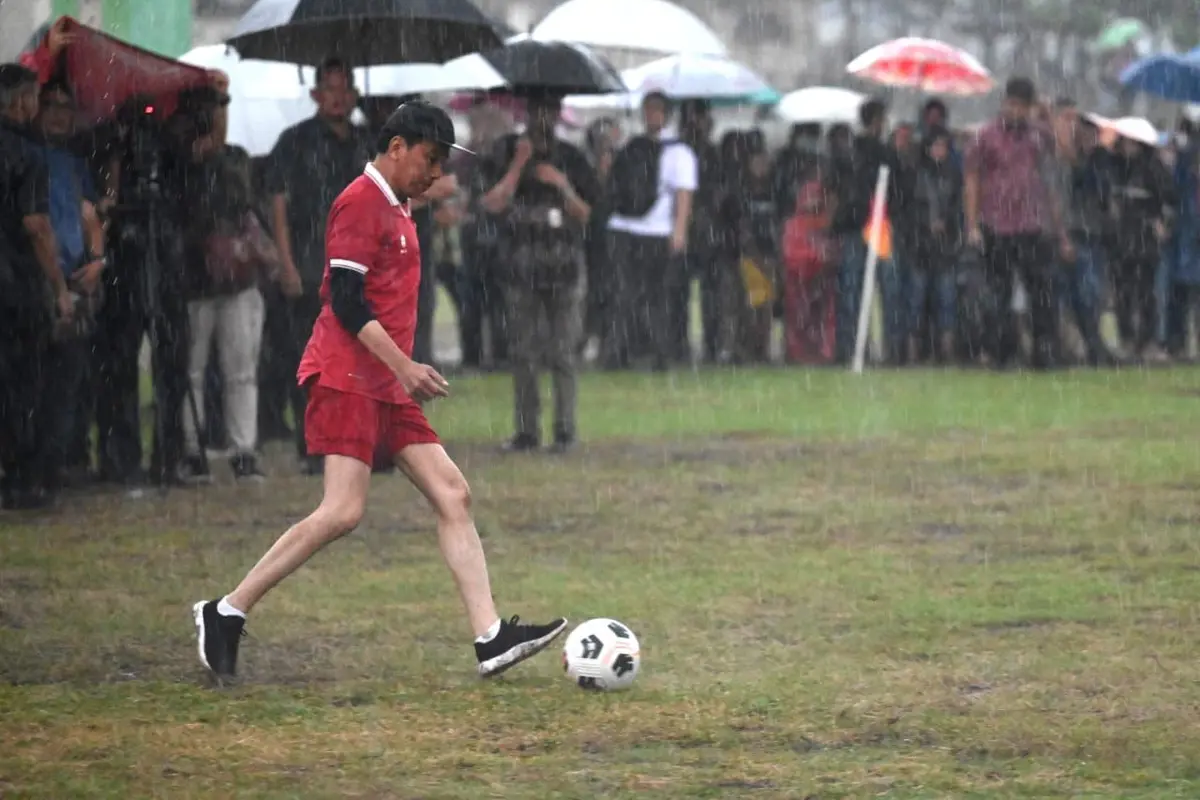 Presiden Joko Widodo atau Jokowi saat bermain bola bersama sejumlah remaja di Lapangan Gamplong di Kabupaten Sleman, Daerah Istimewa Yogyakarta, Sabtu (27/1/2024).