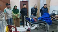 Salah seorang warga saat mendapat tindakan medis, diduga mengalami keracunan makanan di acara pernikahan di Kabupaten Sukabumi (Liputan6.com/Istimewa).