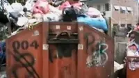 Sampah yang menggunung dan meluber ke jalan dikeluhkan masyarakat Jakarta.
