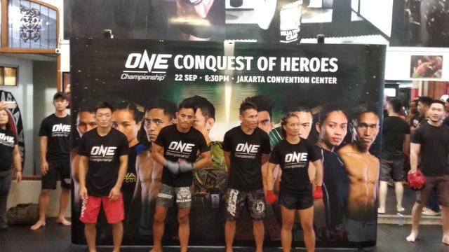 Para petarung ONE Championship dalam latihan terbuka di Jakarta Muaythai Gym