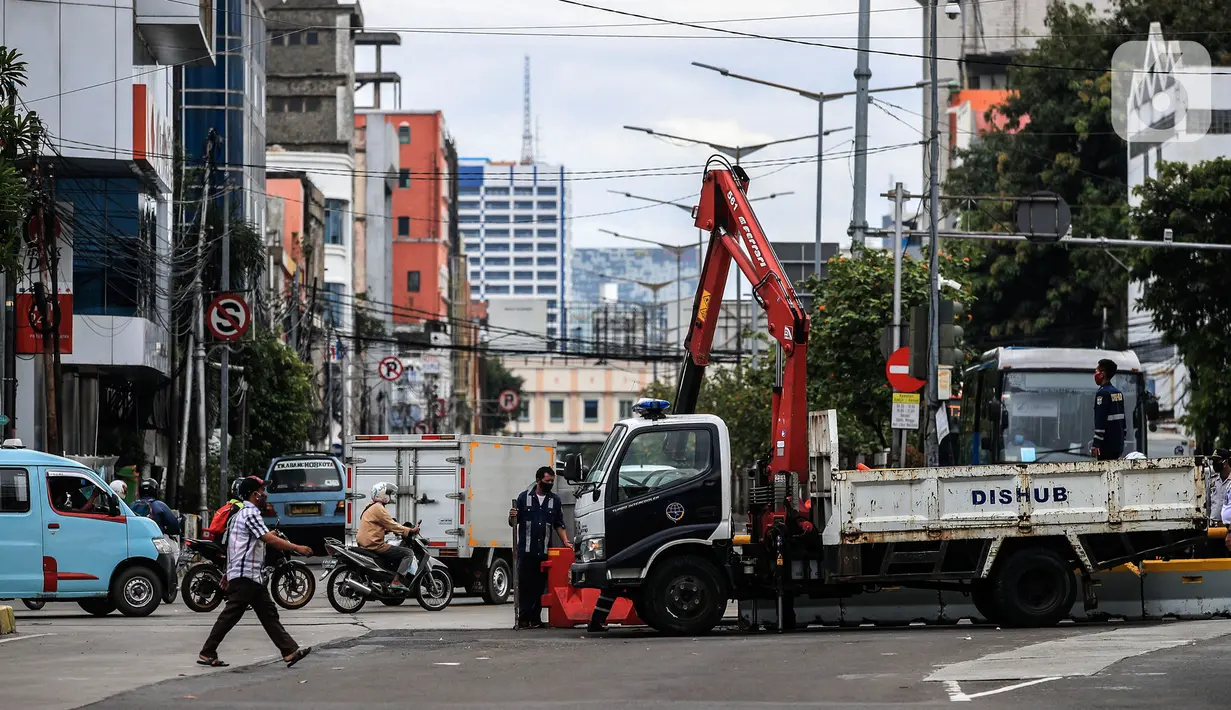 Suasana penutupan akses jalan menuju kawasan Kota Tua, Jakarta Barat, Jumat (18/12/2020). Pemerintah DKI Jakarta melarang kendaraan pribadi memasuki kawasan Kota Tua Jakarta mulai 18 hingga 23 Desember 2020 seiring penerapan kawasan rendah emisi atau Low Emission Zone. (Liputan6.com/Johan Tallo)