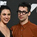 Curhat Jack Antonoff: Manggung dengan Lagu yang Dicipta untuk Sang Mantan, Margaret Qualley
