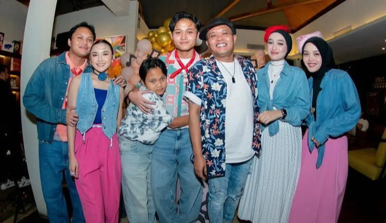 Kekasih Sule, Santyka Fauziah juga hadir. Ia mengenakan kemeja lengan panjang denim yang diikat di bagian bawah dipadukan inner turtle neck putih senada dengan rok plisketnya. Ia juga mengenakan kerudung hitam dengan aksen merah pita. [@rizwanfadillah.a.s]
