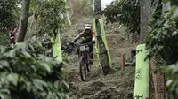 Pebalap andalan Tim 76 Rider DH Squad, Mohammad Abdul Hakim, jelang berlaga di 76 Indonesian Downhill (IDH) 2025 yang akan berlangsung di Klemuk Bike Park, Batu, Jawa Timur, 25-26 Oktober 2025. (Bola.com/76 Rider)