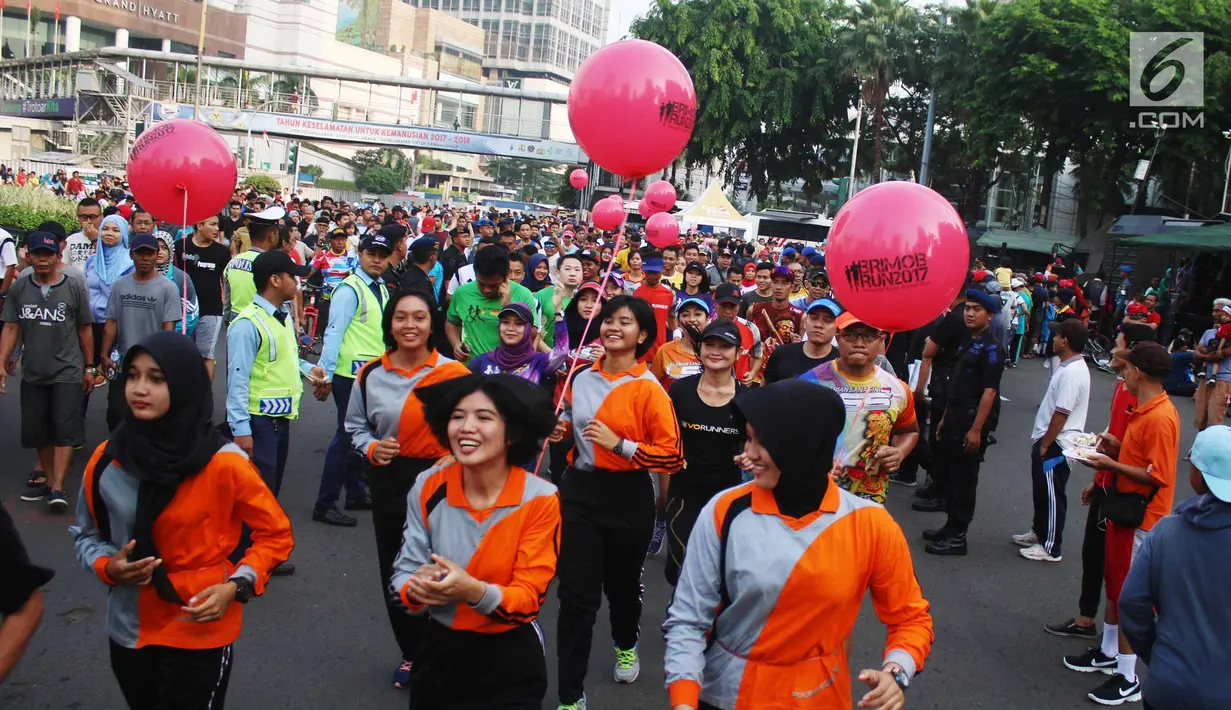 Peserta sosialisasi pelaksanaan Brimob run 2017 di Bundaran HI, Jakarta, Minggu (5/11). Brimob Run 2017 mengambil rute dari Mako Brimob di Kelapa Dua hingga Universitas Indonesia. (Liputan6.com/Angga Yuniar)
