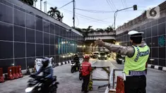 Petugas mengatur arus kendaraan saat uji coba terowongan atau Underpass Senen Extension, Jakarta, Senin (9/11/2020). Pemprov DKI Jakarta melakukan uji coba Underpass Senen Extension mulai hari ini hingga Selasa (10/11) besok. (merdeka.com/Iqbal S. Nugroho)