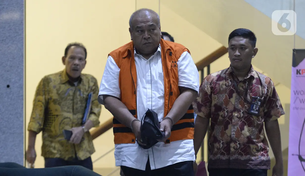 Kontraktor, Muhammad Yamin Kahar memakai rompi tahanan usai menjalani pemeriksaan penyidik di Gedung KPK, Jakarta, Rabu (22/01/2020). Yamin Kahar resmi ditahan untuk mempermudah pemeriksaan terkait suap proyek Jembatan dan pembangunan Masjid Solok senilai Rp 69,8 miliar. (merdeka.com/Dwi Narwoko)