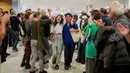 Israel memblokade perjalanan kapal-kapal tersebut, menahan lebih dari 400 orang yang mulai dideportasi pada hari Jumat (3/10/2025. Selanjutnya, dari jumlah tersebut, 137 aktivis dari 13 negara terbang ke Istanbul pada hari Sabtu (5/10/2025) termasuk 36 warga negara Turki. (AP Photo/Petros Giannakouris)
