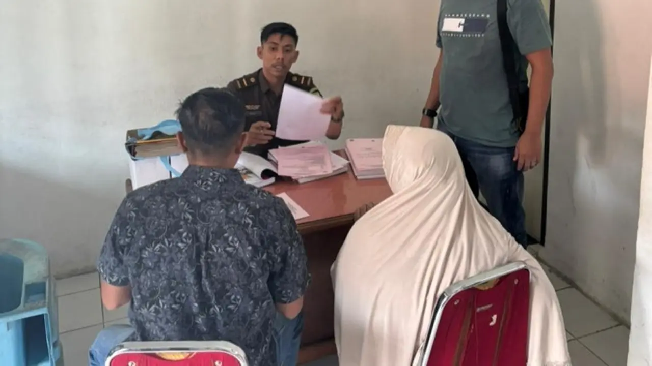 Pelimpahan barang bukti dan tersangka Mak Gadi dari Polres Indragiri Hulu ke Kejari setempat.