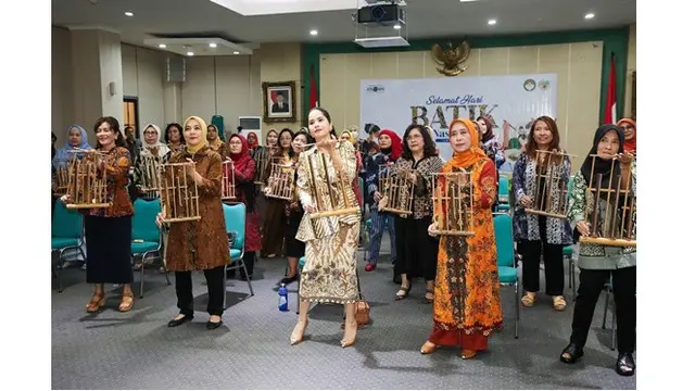 6 Potret Annisa Pohan Rayakan Hari Batik, Tampil Menawan Sambil Main Angklung