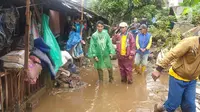 Sejumlah orang memeriksa kondisi pasca banjir bandang Garut di kawasan Cimacan, Desa Jayaraga, Kecamatan Tarogong Kidul, Sabtu (16/7/2022). Saat ini mayoritas korban terdampak banjir di blok Cimacan membutuhkan pakaian ganti dan selimut penghangat buat warga. (Liputan6.com/Jayadi Supriadin)