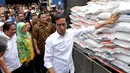 Presiden Joko Widodo meninjau Gudang Beras Bulog, Jakarta, Rabu (25/2/2015). Presiden Jokowi  memerintahkan Bulog menggelontorkan semua stok beras di gudang Bulog agar harga beras di pasaran normal kembali. (Liputan6.com/Faizal Fanani)