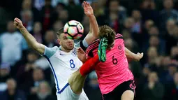 Pemain Inggris, Jordan Henderson (kiri), berduel dengan pemain Skotlandia, James Forrest, dalam laga Grup F Kualifikasi Piala Dunia 2018 di Stadion Wembley, Jumat (11/11/2016) waktu setempat. (Reuters/Eddie Keogh)