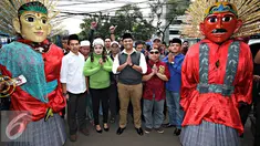 Pengusaha Muhamad Idrus foto bersama dengan ondel-ondel sebelum mendaftarkan diri sebagai bakal calon Gubernur DKI Jakarta di Kantor DPD Partai Demokrat DKI Jakarta, Rabu (13/4). (Liputan6.com/Immanuel Antonius)