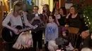Penyanyi pop terkenal Taylor Swift bertemu dengan penggemarnya, Cyrus Porter di hari Natal, dan menghibur Porter dan keluarganya dengan menyanyikan singlenya dalam versi akustik. (doc.aceshowbiz.com)