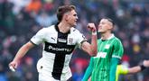Pemain Parma, Mateo Pellegrino Casalanguida, melakukan selebrasi setelah mencetak gol ke gawang Sassuolo pada pekan ke-18 Serie A 2025/2026 di Mapei Stadium, Sabtu (03/01/2025). (Massimo Paolone/LaPresse via AP)