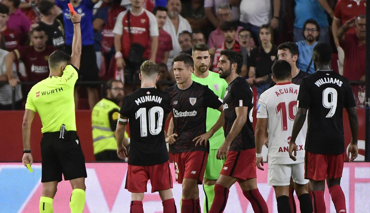 Pemain Athletic Bilbao, Ander Herrera (kiri ketiga) diganjar kartu merah oleh wasit pada laga lanjutan Liga Spanyol melawan Sevilla di Ramon Sanchez Pizjuan stadium, Sevilla, 8 Oktober 2022. Ander Herrera pernah berseragam Manchester United pada 2014 setelah direkrut dari Athletic Bilbao dengan harga 36 juta euro. Sempat bergabung dengan PSG, namun ia kini kembali lagi ke Athletic Bilbao. (AFP/Cristina Quicler)