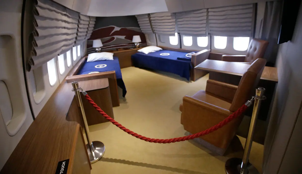 Ruang tidur presiden yang ada di dalam replika pesawat kepresidenan AS ketika pameran Air Force One Experience di North Kingstown, 18 September 2017. Replika pesawat ini lengkap dengan ruangan-ruangan yang digunakan presiden. (AP Photo/Stephan Savoia)