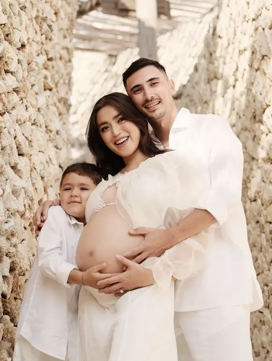 Sedangkan, Vincent mengenakan atasan long slevee dan celana panjang putih yang serasi dengan El Barack. @inijedar