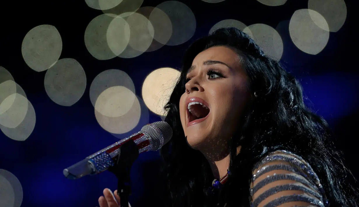 Penyanyi Katy Perry tampil pada Konvensi Nasional Partai Demokrat di Philadelphia, Pennsylvania, AS, Kamis (28/7). Katy Perry turut menggoyang arena konvensi dengan dua lagu, ‘Rise’ dan ‘Roar’. (REUTERS/Jim Young)