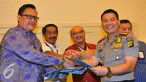 (ki-ka) Kapten Daniel Putut, Dirut Lion Air Edward Sirait, Direktur Operasi dan Tehnik Angkasa Pura, Joko muryanto, Kombespol Roycke Langie dan Kapten Ahmad L foto bersama usai penandatangan MOU di Tangerang, Jumat (19/2). (Liputan.com/Faisal R Syam)