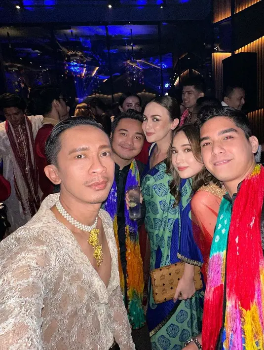 <p>Untuk memeriahkan acara yang digelar di MD Place, Kuningan Jakarta Selatan, Manoj Punjabi mengundang 800 orang. Dari kalangan artis relasi hingga teman. Tidak hanya penampilan artis cantik yang mencuri perhatian, tapi juga banyak artis pria yang hadir.Rianti Catwright hadir bersama suami Cas Alfonso. Rianti mengenakan blus biru warna pendek. [Instagram/amingisback]</p>