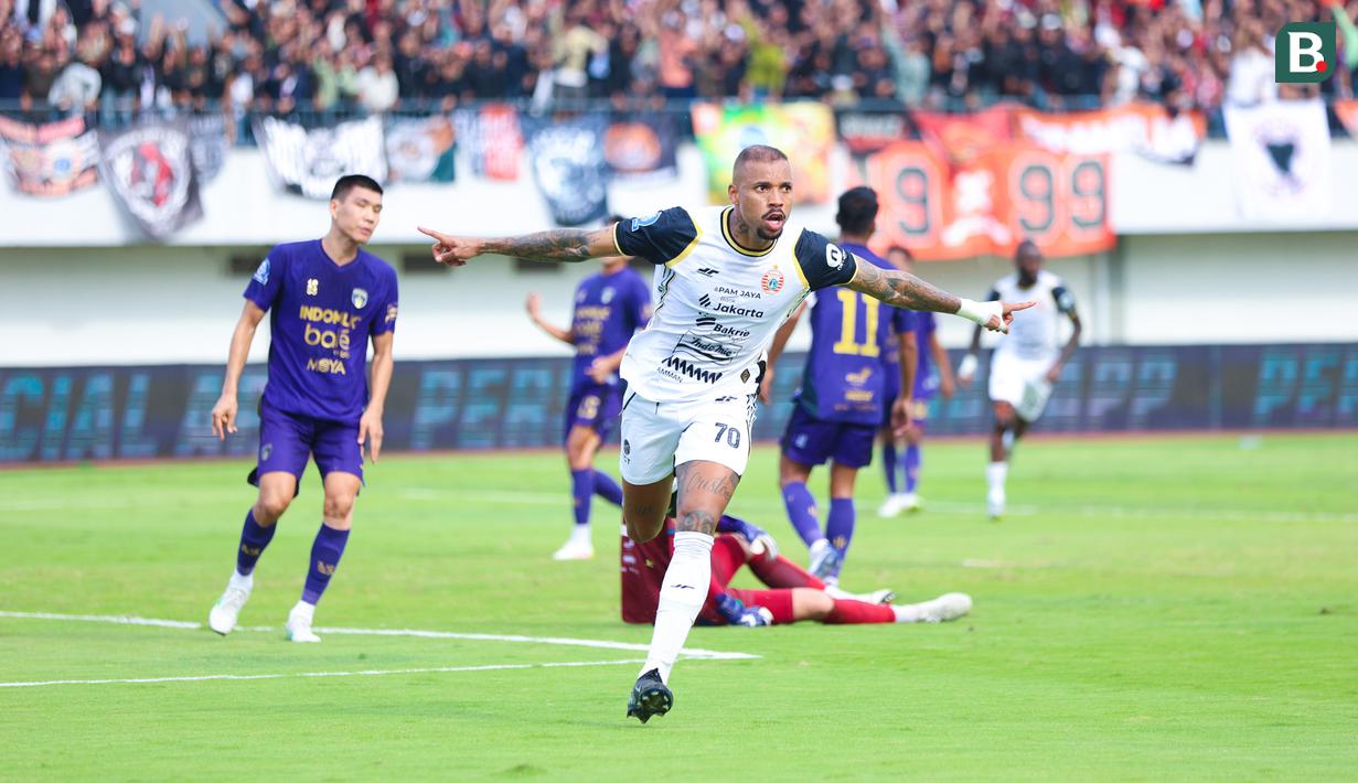 Pemain Persija Jakarta, Gustavo Almeida melakukan selebrasi setelah mencetak gol ke gawang Persita Tangerang dalam laga BRI Super League 2025/2026 di Indomilk Arena, Tangerang, Banten, Jumat (30/01/2026). (Bola.com/Muhammad Iqbal Ichsan)