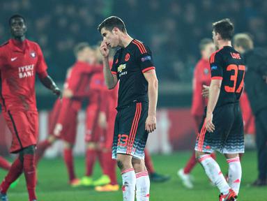 Ekspresi kekecewaan pemain Manchester United setelah kalah dari Midtjylland pada pertandingan leg pertama 32 besar Liga Europa di Stadion MCH Arena, Hernin, Denmark, Jumat (19/2/2016) dini hari WIB. (AFP/Scanpix Denmark/Henning Bagger/Denmark OUT)