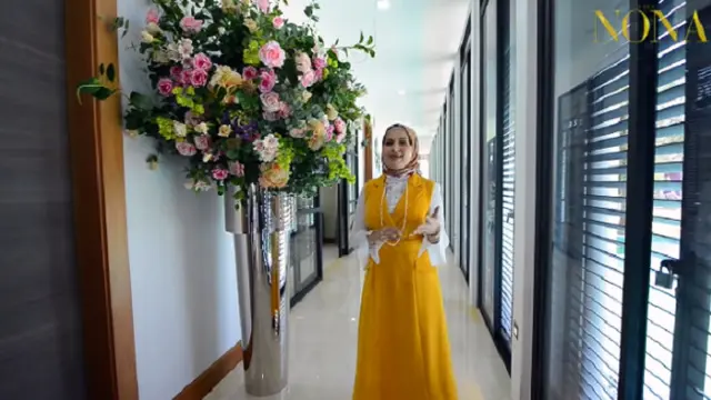 Rumah bos dnars skincare penuh bunga yang berwarna-warni (YouTube Lensa Nona)