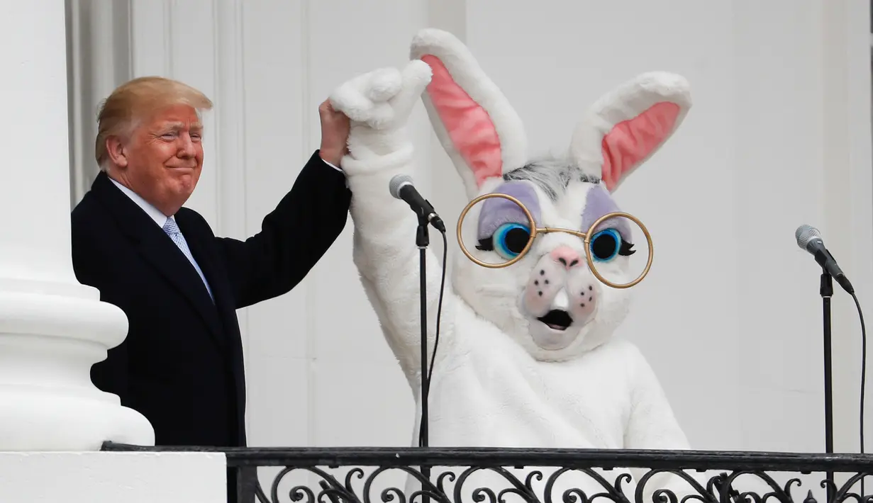 Ekspresi Presiden AS Donald Trump dan badut Kelinci Paskah usai memberikan pidato dalam perayaan Easter Egg Roll di Gedung Putih, Washington (4/2). Perayaan di Gedung Putih tersebut digelar setiap tahunnya. (AP Photo / Pablo Martinez Monsivais)