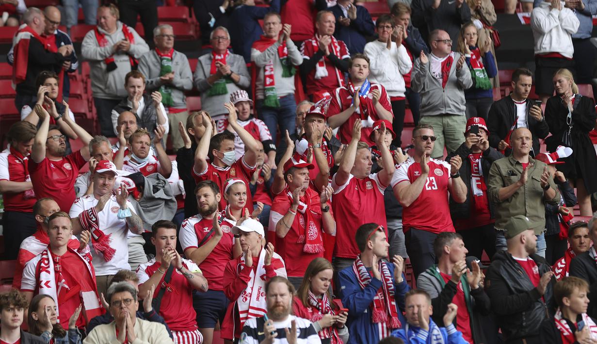 Dengan perasaan yang bercampur aduk, pendukung Denmark memberikan semangat untuk kesembuhan Christian Eriksen dan dapat tampil lagi untuk membela Timnas kebanggaan mereka. (Foto: AP/Pool/Friedemann Vogel)