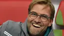 Pelatih Liverpool, Jurgen Klopp, tertawa saat laga Liga Europa menghadapi Rubin Kazan di Rusia, Kamis (5/11/2015). (AFP Photo/Kirill Kudryavtsev)