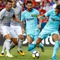 Neymar burusaha membawa bola dari kejaran para pemain Manchester United pada pertandingan International Champions Cup di Landover, AS (27/7). Barcelona menang atas Manchester United dengan skor 1-0. (AP Photo/Patrick Semansky)