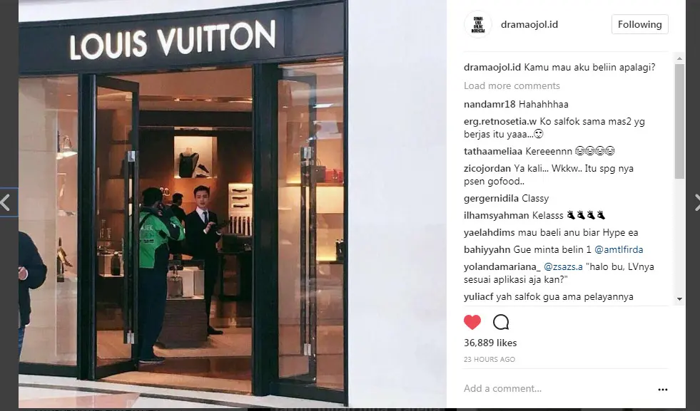 Seorang pria diduga driver Go-Jek berada di toko brand fashion ternama (Foto: Instagram @dramaojol.id)