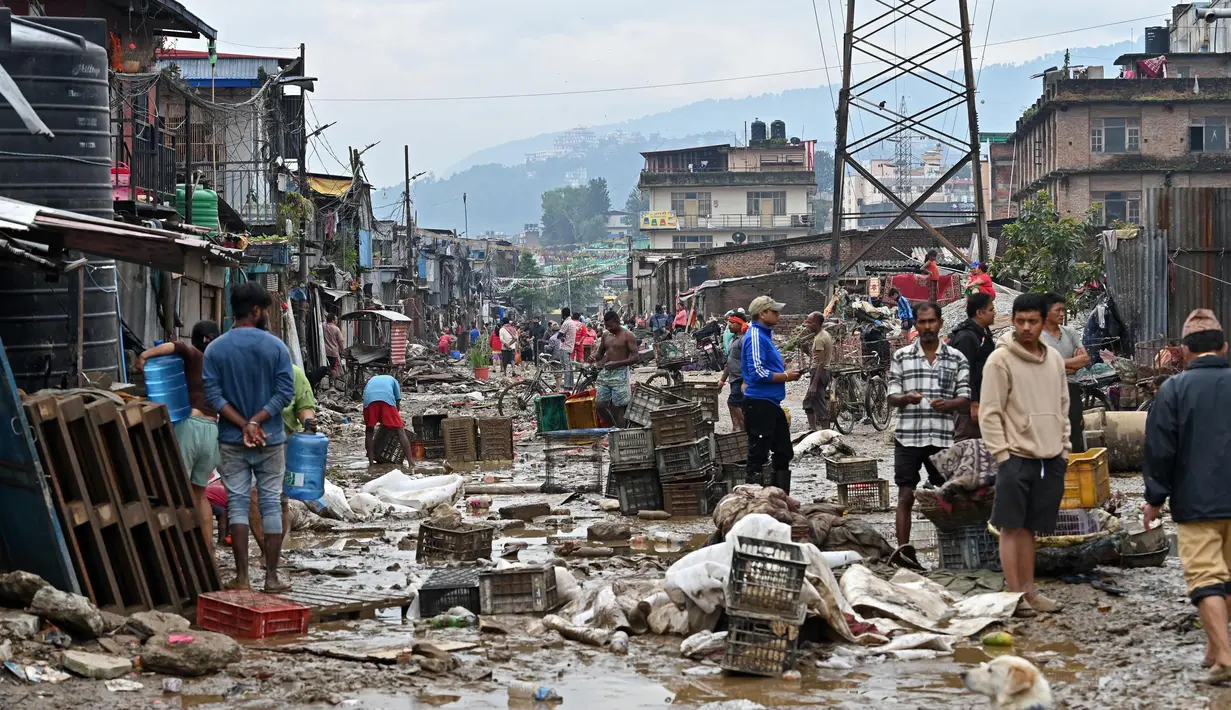Ribuan rumah yang terletak di dekat sungai telah terendam banjir dan sebagian besar jalan raya telah diblokir. (PRAKASH MATHEMA/AFP)