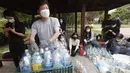 Pembelot Korea Utara Park Jung-oh mengatur botol-botol plastik berisi beras dan masker untuk dikirim ke Korea Utara menggunakan balon, Seoul, Korea Selatan, Kamis (18/6/2020). Otoritas Korea Selatan berusaha menghentikan upaya para pembelot Korea Utara ini. (AP Photo/Ahn Young-joon)