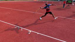 Atlet Papua Barat, Agustinus Mahuze beraksi pada nomor lempar Lembing putra senior kejuaraan Nasional Atletik 2018 di Stadion Madya (8/5/2018). Kejurnas Atletik berlangsung dari tanggal 8-12 Mei 2018. (Bola.com/Nick Hanoatubun)