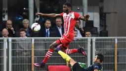 Striker Inter Milan, Eder, berusaha menghentikan laju pemain Southampton, Cuco Martina, dalam laga Grup K Liga Europa di Stadion Giuseppe Meazza, Milan, Jumat (21/10/2016) dini hari WIB. (AFP/Giuseppe Cacace)