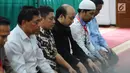 Penyidik KPK, Novel Baswedan (keempat kiri) melaksanakan salat berjamaah di sekitar kediaman di kawasan Kelapa Gading, Jakarta, Kamis (22/2). Novel kembali dalam proses pemulihan sambil menunggu operasi tahap kedua. (Liputan6.com/Helmi Fithriansyah)