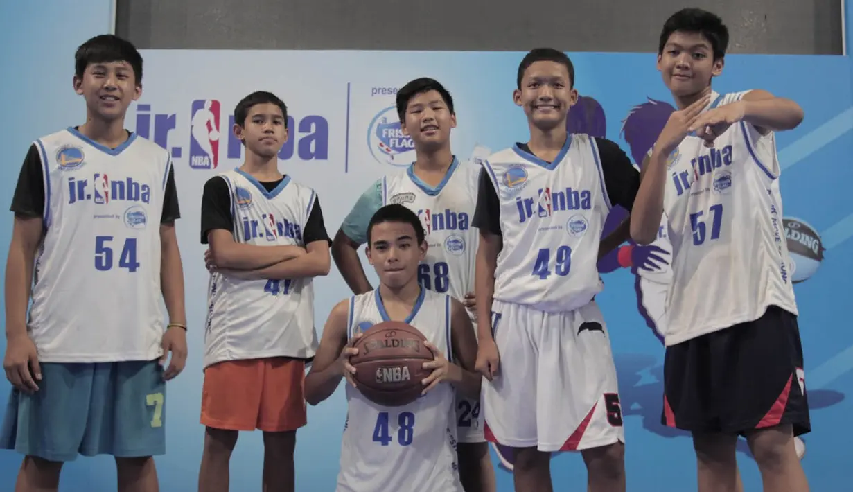 Para peserta putra foto bersama usai proses seleksi. Total ada 40 putra berusia antara 10-14 tahun yang berhasil lolos ke tahap National Camp Junior NBA. (Istimewa)
