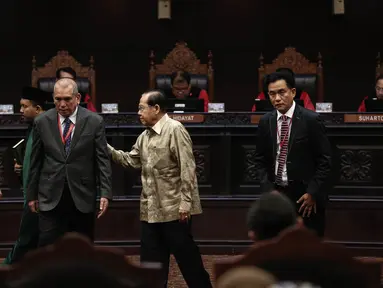 Pakar hukum Tata Negara Profesor Yusril Ihza Mahendra (kanan) dan Profesor Natabaya (kedua kanan) usai diambil sumpah pada sidang ke-4 di Mahkamah Konstitusi, Jakarta, Selasa (14/6). (Liputan6.com/Faizal Fanani)