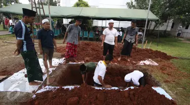 Para santri menggali lubang kubur untuk pemakaman tokoh PBNU KH Hasyim Muzadi di Kompleks Ponpes Al Hikam, Depok, Kamis (16/3). KH Hasyim meninggal dunia lantaran sakit yang dideritanya di Malang pada usia 72 tahun. (Liputan6.com/Immanuel Antonius)