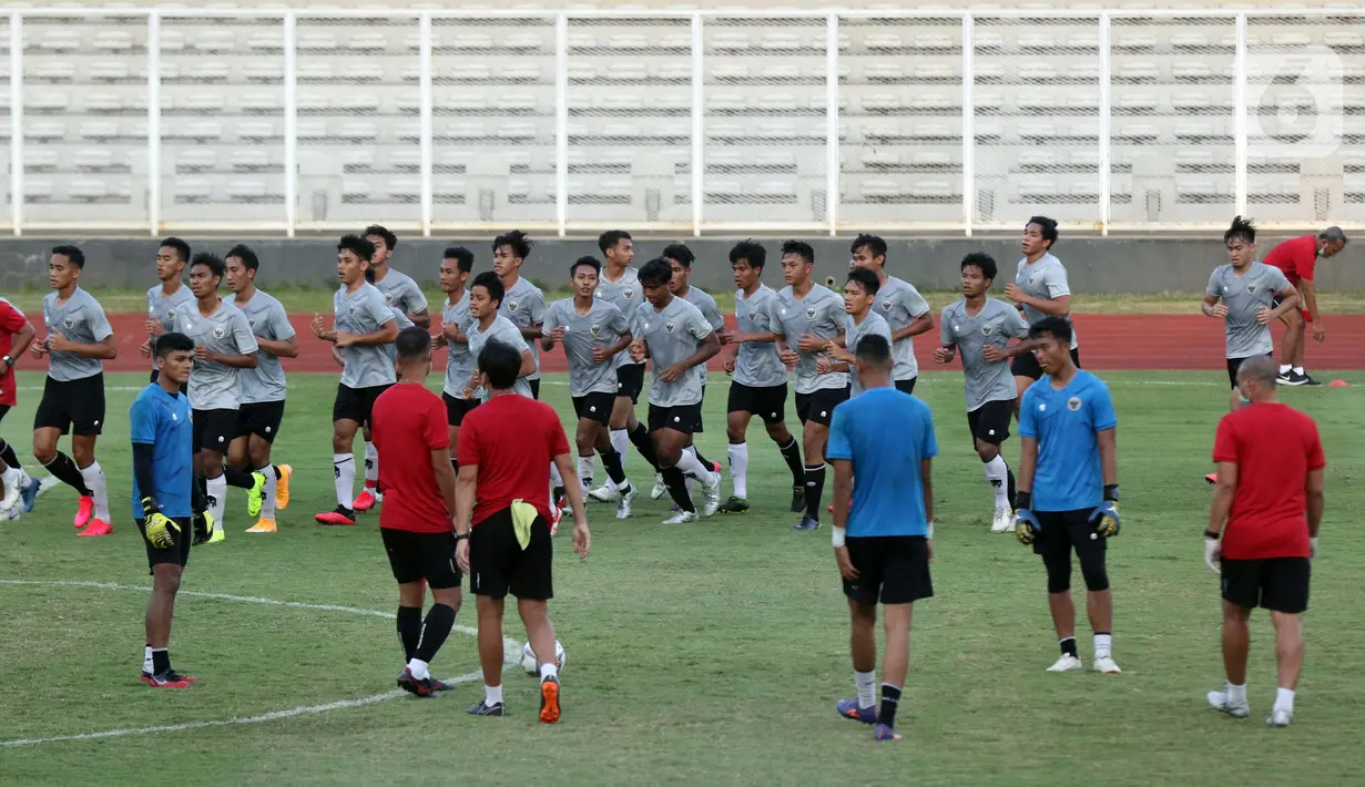 Pemain Timnas Indonesia U-19 melakukan pemanasan usai latihan di Stadion Madya Gelora Bung Karno, Jakarta, Jumat (28/8/2020). Selanjutnya, Timnas U-19 akan berlatih dan mengikuti turnamen mini di Kroasia sebagai bagian persiapan Piala Asia U-19 2020 di Uzbekistan. (Liputan6.com/Helmi Fithriansyah)