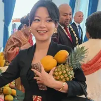 6 Potret Gustika Cucu Bung Hatta, Curi Perhatian Pakai Batik Slobog di HUT RI