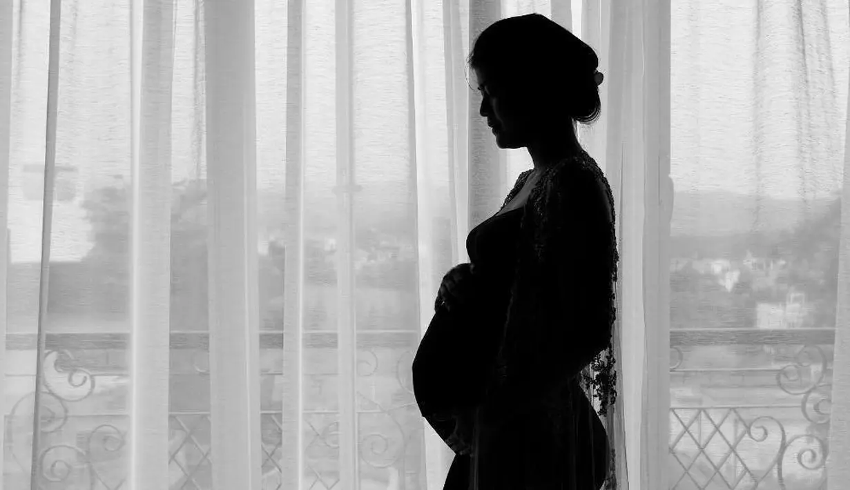 Beberapa waktu silam, Raya Kohandi mengunggah foto maternity dengan konsep monokrom. Ia terlihat begitu anggun berpose di dekat jendela. (Foto: instagram.com/rayakohandi244)