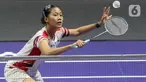 Pebulu tangkis tunggal putri Indonesia Putri Kusuma Wardani mengembalikan kok ke Akane Yamaguchi (Jepang) pada babak perempat final Kapal Api Indonesia Open 2025 di Istora Senayan, Gelora Bung Karno, Jakarta, Jumat (6/6/2025). (Liputan6.com/Herman Zakharia)