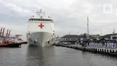 KRI dr. Radjiman Wedyodiningrat-992 milik TNI AL mengirim bantuan kemanusiaan untuk Palestina di Jakarta, Kamis (18/1/2024). Menteri Pertahanan Prabowo Subianto melepas langsung keberangkatan KRI dr. Radjiman Wedyodiningrat-992. (merdeka.com/Imam Buhori)