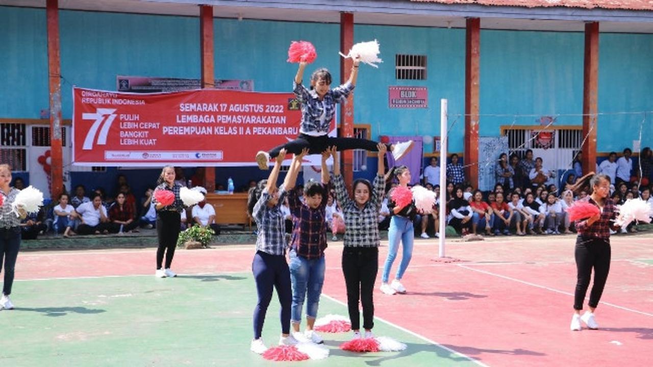 Warga binaan Lapas Perempuan Pekanbaru melakukan atraksi seperti cheerleader profesional merayakan Hari Kemerdekaan Indonesia.