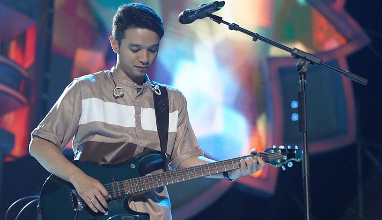 FOTO: Gaya Panggung Oncy Ungu dengan Gitarnya, Mengagumkan ...