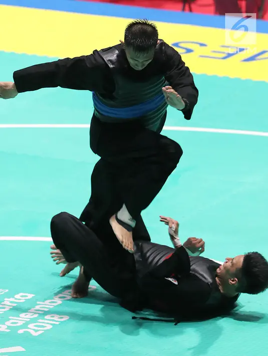 Pesilat Indonesia, Iqbal Candra Pratama saat bertarung melawan Pesilat Thailand, Porntep Poolkaew di Arena Pendopo Pencak Silat TMII, Jakarta, Kamis (23/8). Pesilat Iqbal unggul dengan skor 5-0 di kelas 60-65 kg. (Liputan6.com/Fery Pradolo)